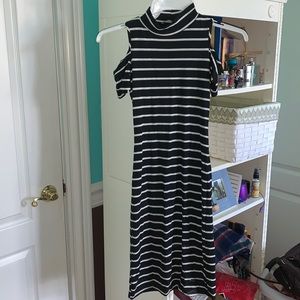 Tight dress with cut out sleeves